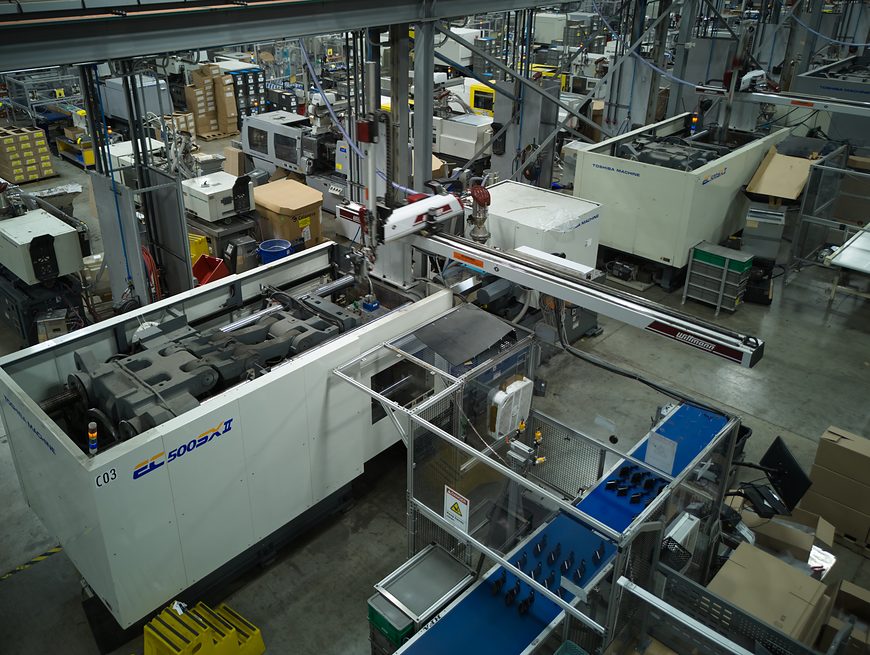 All-electric injection molding press with a servo robot and conveyor